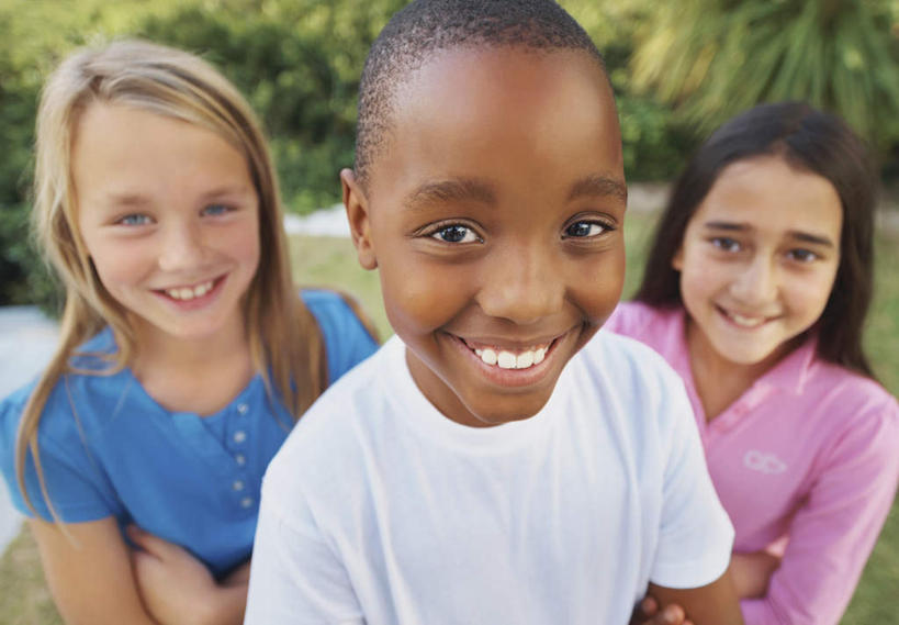 西方人,儿童,三个人,伙伴,朋友,站,笑,双手交叉,微笑,露齿笑,横图,室外,白天,正面,友谊,纯洁,草地,草坪,树林,植物,欧洲,非洲,黑人,欧洲人,服装,朦胧,模糊,注视,休闲装,草,树,树木,小孩,衣服,绿色,自然,观察,看,站着,休闲,休闲服,可爱,童年,童趣,服饰,生长,成长,观看,察看,双手抱胸,关注,童真,烂漫,无邪,天真,友情,男孩,男人,男性,女孩,女人,女性,白种人,非洲人,站立,半身,彩图,男生,女生