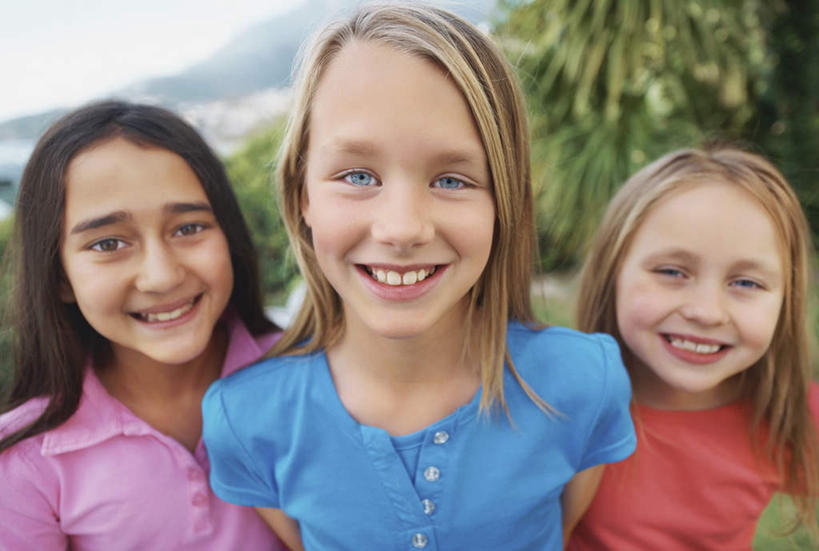 西方人,儿童,三个人,伙伴,朋友,站,笑,微笑,露齿笑,横图,室外,白天,正面,友谊,纯洁,草地,草坪,树林,植物,欧洲,非洲,黑人,欧洲人,服装,注视,休闲装,草,树,树木,小孩,衣服,蓝色,绿色,蓝天,天空,自然,天,观察,看,站着,休闲,休闲服,可爱,童年,童趣,服饰,生长,晴朗,成长,观看,察看,关注,童真,烂漫,无邪,万里无云,天真,友情,男孩,男人,男性,女孩,女人,女性,白种人,非洲人,晴空,晴空万里,站立,半身,彩图,男生,女生