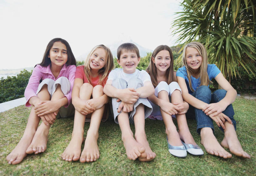 西方人,儿童,伙伴,朋友,坐,笑,微笑,露齿笑,横图,室外,白天,正面,友谊,纯洁,草地,草坪,树林,植物,欧洲,非洲,黑人,欧洲人,服装,许多人,注视,休闲装,草,树,树木,小孩,衣服,蓝色,绿色,蓝天,天空,自然,天,观察,看,一群人,休闲,休闲服,可爱,童年,童趣,服饰,生长,晴朗,成长,观看,察看,关注,童真,烂漫,无邪,万里无云,天真,友情,男孩,男人,男性,白种人,非洲人,晴空,晴空万里,坐着,彩图,全身,男生