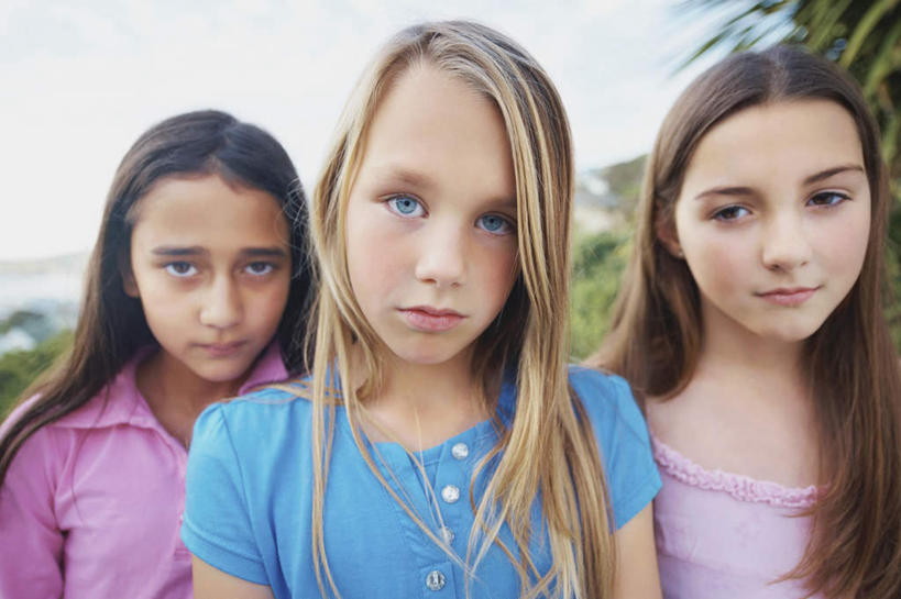 西方人,儿童,三个人,伙伴,朋友,站,横图,室外,白天,正面,失败,友谊,纯洁,草地,草坪,树林,植物,欧洲,非洲,黑人,欧洲人,服装,沮丧,注视,休闲装,草,树,树木,小孩,衣服,蓝色,绿色,蓝天,天空,自然,天,观察,看,站着,休闲,难受,休闲服,可爱,童年,童趣,无奈,服饰,生长,晴朗,成长,观看,失望,悲伤,察看,伤心,难过,关注,失落,童真,烂漫,无邪,颓废,万里无云,挫败,受挫,落败,落空,错过,失足,失意,失策,失算,颓丧,衰颓,悲哀,懊丧,颓靡,气馁,丧气,败北,挫折,失利,天真,友情,男孩,男人,男性,白种人,非洲人,晴空,晴空万里,站立,半身,彩图,男生