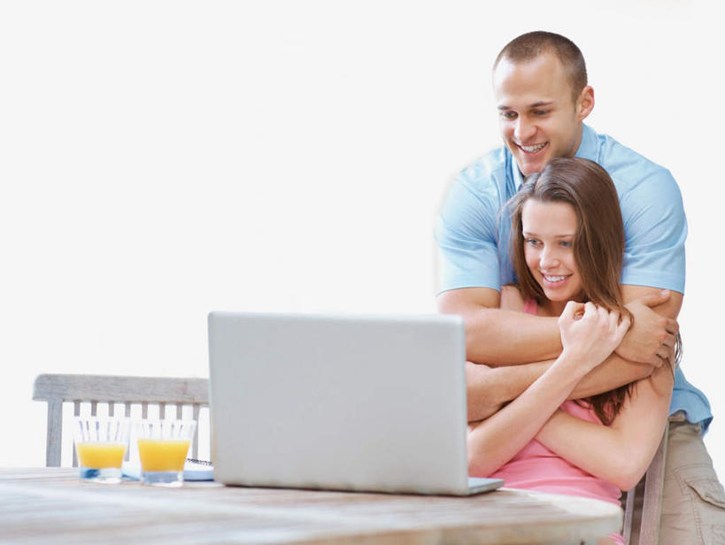 果汁,西方人,两个人,家庭,夫妻,站,坐,抱,笑,微笑,露齿笑,横图,室外,白天,正面,爱情,电脑,笔记本电脑,桌面,桌子,柑橘,杯子,椅子,欧洲,欧洲人,服装,网络,木制,木椅,橙汁,饮品,浪漫,注视,休闲装,通讯设备,玻璃制品,饮料,衣服,木制品,水杯,观察,看,站着,休闲,温暖,温馨,一家人,休闲服,恩爱,恋人,服饰,抱着,观看,和睦,察看,无线,搂着,关注,可口,通信设备,无线网络,无线上网,便携式电脑,适口,手提电脑,男人,男性,年轻男性,年轻女性,女人,女性,白种人,年轻人,夫妇,情侣,玻璃杯,橘子,桔子,橙子,橙,搂,搂抱,站立,坐着,半身,彩图,伴侣,融洽