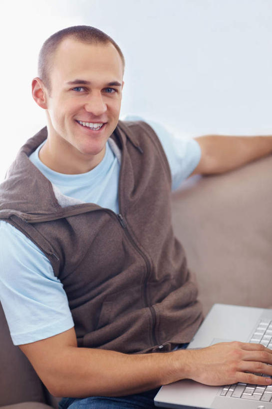 西方人,一个人,客厅,坐,笑,微笑,露齿笑,竖图,室内,白天,正面,电脑,笔记本电脑,沙发,欧洲,欧洲人,仅一个男性,仅一个人,服装,网络,墙,注视,休闲装,通讯设备,墙壁,墙面,仅一个年轻男性,衣服,观察,看,休闲,休闲服,服饰,观看,察看,无线,起居室,关注,通信设备,无线网络,布艺沙发,无线上网,便携式电脑,客堂,手提电脑,男人,男性,年轻男性,白种人,坐着,半身,彩图