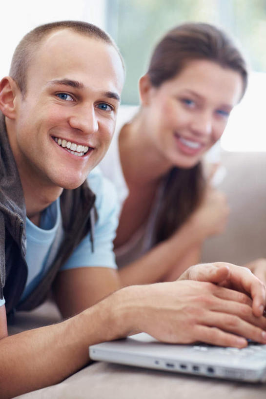 西方人,两个人,客厅,躺,笑,微笑,露齿笑,竖图,室内,白天,侧面,爱情,电脑,笔记本电脑,窗户,沙发,欧洲,欧洲人,服装,朦胧,模糊,网络,浪漫,注视,休闲装,通讯设备,玻璃窗,衣服,观察,看,休闲,温暖,温馨,休闲服,恩爱,恋人,服饰,观看,和睦,察看,无线,起居室,关注,通信设备,无线网络,布艺沙发,无线上网,便携式电脑,客堂,卧着,手提电脑,男人,男性,年轻男性,年轻女性,女人,女性,白种人,情侣,躺着,卧,半身,彩图,伴侣,融洽