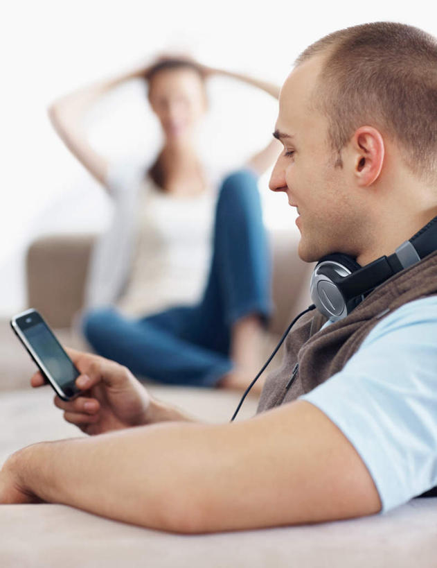 西方人,两个人,客厅,坐,打电话,竖图,室内,白天,正面,爱情,沙发,电话,手机,欧洲,欧洲人,抱头,握,服装,朦胧,模糊,浪漫,拿,拿着,注视,休闲装,通讯设备,衣服,耳机,耳麦,观察,看,休闲,温暖,温馨,休闲服,恩爱,握着,恋人,服饰,观看,和睦,察看,双手抱头,麦克风,起居室,关注,布艺沙发,捧首,捧头,客堂,交流,男人,男性,年轻男性,年轻女性,女人,女性,白种人,情侣,沟通,通话,坐着,半身,彩图,伴侣,融洽,头戴式耳机