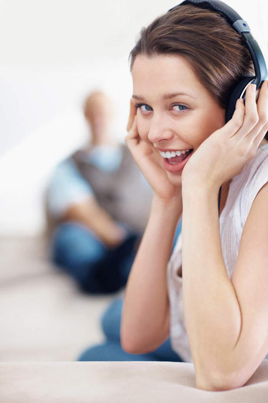 西方人,两个人,坐,举,笑,微笑,露齿笑,竖图,室内,白天,正面,爱情,快乐,满意,幸福,桌面,桌子,欧洲,欧洲人,阴影,朦胧,模糊,反射,木制,影子,墙,音响,浪漫,音乐,注视,娱乐,墙壁,墙面,耳机,木制品,观察,看,托,享受,休闲,温暖,温馨,恩爱,放松,恋人,观看,和睦,察看,舒适,享乐,关注,男人,男性,年轻男性,年轻女性,女人,女性,白种人,情侣,举起,举手,举着,向上举,向上伸,向上托,坐着,半身,彩图,伴侣,融洽,头戴式耳机