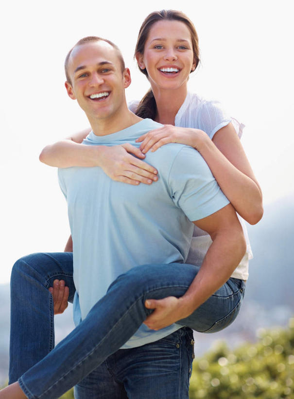 西方人,背,两个人,站,抱,笑,微笑,露齿笑,竖图,室外,白天,正面,爱情,植物,欧洲,欧洲人,握,阴影,服装,朦胧,模糊,光线,影子,浪漫,拿,拎,拿着,注视,休闲装,树,树木,衣服,蓝色,绿色,白色,天空,阳光,自然,天,背着,观察,看,站着,休闲,温暖,温馨,休闲服,恩爱,握着,恋人,服饰,生长,晴朗,成长,抱着,观看,和睦,察看,搂着,关注,万里无云,背负,男人,男性,年轻男性,年轻女性,女人,女性,白种人,情侣,晴空,晴空万里,怀抱,搂,搂抱,相抱,拥抱,站立,半身,彩图,伴侣,融洽,拎着