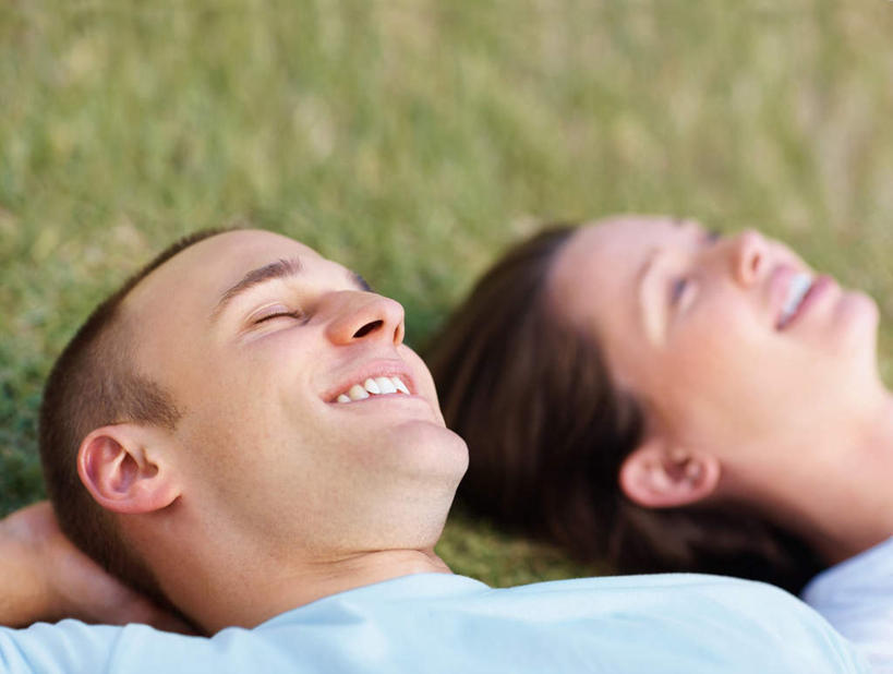 西方人,脸,头,脸颊,手,头发,两个人,躺,举,闭眼,笑,微笑,露齿笑,横图,俯视,室外,特写,白天,爱情,草地,草坪,植物,欧洲,欧洲人,双手,阴影,服装,朦胧,模糊,光线,影子,棕色,浪漫,休闲装,肩膀,草,衣服,蓝色,绿色,白色,阳光,托,休闲,温暖,温馨,手部,休闲服,恩爱,恋人,服饰,和睦,卧着,男人,男性,年轻男性,年轻女性,女人,女性,白种人,头部,长发,直发,脸部,脸蛋,面部,情侣,闭眼睛,闭着眼,闭着眼睛,举起,举手,举着,躺着,卧,向上举,向上伸,向上托,半身,彩图,高角度拍摄,伴侣,融洽,短发