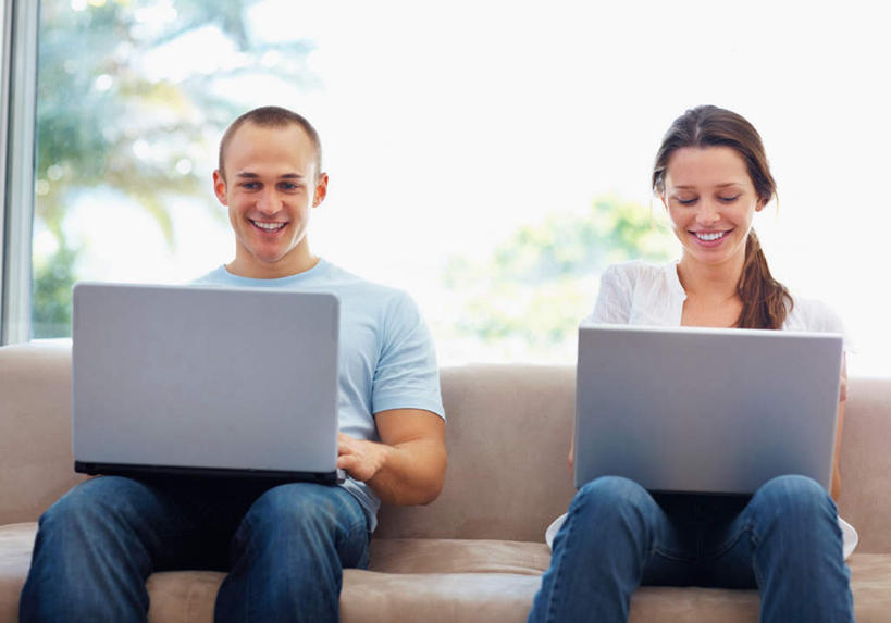 西方人,两个人,客厅,坐,笑,微笑,露齿笑,横图,室内,白天,正面,爱情,电脑,笔记本电脑,窗户,沙发,欧洲,欧洲人,敲打,阴影,服装,朦胧,模糊,反射,网络,影子,棕色,浪漫,注视,休闲装,输入,通讯设备,玻璃窗,衣服,打字,低头,观察,看,休闲,温暖,温馨,休闲服,恩爱,恋人,服饰,观看,点击,敲击,两台,和睦,察看,无线,起居室,关注,通信设备,无线网络,无线上网,便携式电脑,客堂,按键,手提电脑,男人,男性,年轻男性,年轻女性,女人,女性,白种人,情侣,坐着,半身,彩图,伴侣,融洽,皮沙发