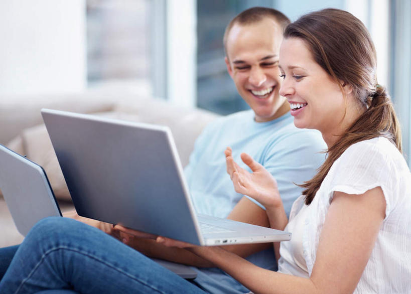 西方人,两个人,客厅,坐,举,笑,微笑,露齿笑,横图,室内,白天,侧面,爱情,电脑,笔记本电脑,窗户,沙发,欧洲,欧洲人,敲打,阴影,服装,朦胧,模糊,反射,网络,影子,棕色,浪漫,注视,休闲装,输入,通讯设备,玻璃窗,衣服,蓝色,白色,打字,观察,看,托,休闲,温暖,温馨,休闲服,恩爱,恋人,服饰,观看,点击,敲击,两台,和睦,察看,无线,起居室,关注,通信设备,无线网络,无线上网,便携式电脑,客堂,按键,手提电脑,男人,男性,年轻男性,年轻女性,女人,女性,白种人,情侣,举起,举手,举着,向上举,向上伸,向上托,坐着,半身,彩图,伴侣,融洽,皮沙发