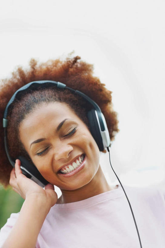 西方人,脸,头,脸颊,头发,一个人,站,举,闭眼,笑,微笑,露齿笑,竖图,室外,特写,白天,仰视,快乐,满意,幸福,植物,欧洲,非洲,黑人,欧洲人,仅一个年轻女性,仅一个女性,仅一个人,握,阴影,服装,朦胧,模糊,光线,影子,棕色,音响,音乐,拿,拿着,休闲装,娱乐,肩膀,树,树木,衣服,绿色,灰色,天空,阳光,自然,耳机,天,托,站着,享受,休闲,休闲服,放松,握着,服饰,生长,晴朗,成长,舒适,享乐,万里无云,年轻女性,女人,女性,非洲人,头部,卷发,脸部,脸蛋,面部,晴空,晴空万里,闭眼睛,闭着眼,闭着眼睛,举起,举手,举着,向上举,向上伸,向上托,站立,半身,彩图,低角度拍摄,头戴式耳机,短发