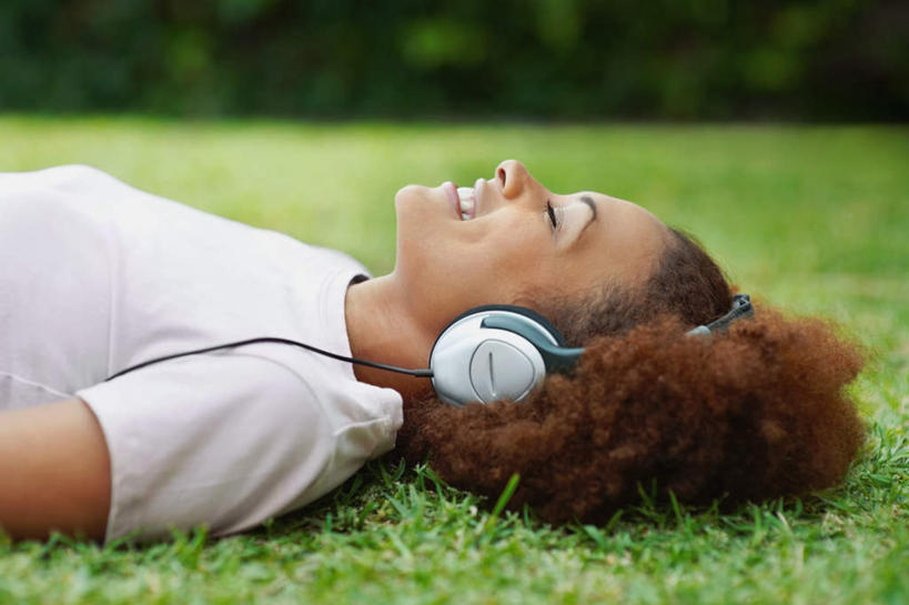 西方人,脸,头,脸颊,头发,一个人,躺,闭眼,笑,微笑,露齿笑,横图,室外,特写,白天,侧面,快乐,满意,幸福,草地,草坪,植物,欧洲,非洲,黑人,欧洲人,仅一个年轻女性,仅一个女性,仅一个人,阴影,朦胧,模糊,光线,影子,棕色,音响,音乐,娱乐,肩膀,草,绿色,阳光,耳机,享受,休闲,放松,舒适,享乐,卧着,年轻女性,女人,女性,非洲人,头部,卷发,脸部,脸蛋,面部,闭眼睛,闭着眼,闭着眼睛,躺着,卧,半身,彩图,头戴式耳机,短发