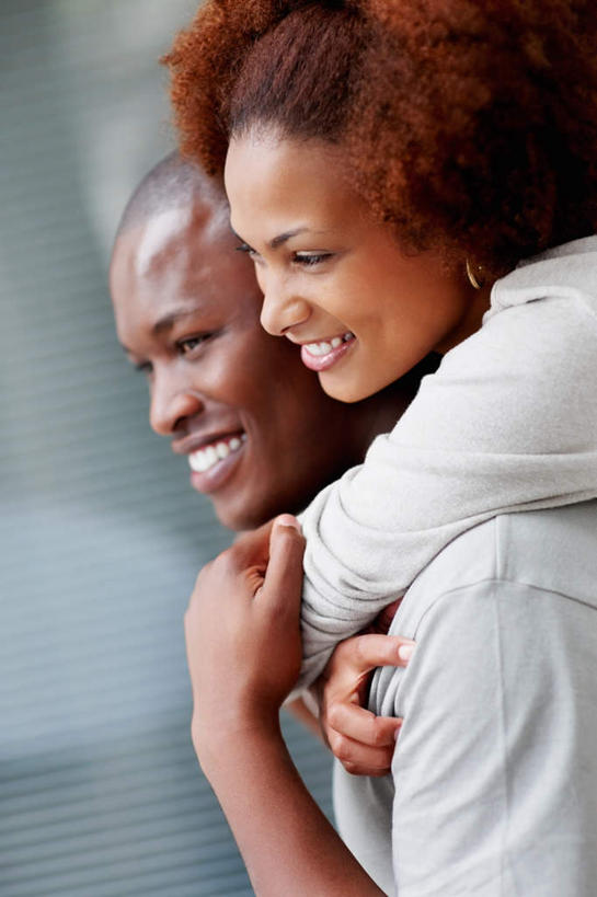 西方人,背,两个人,站,抱,笑,微笑,露齿笑,竖图,室外,白天,侧面,爱情,窗户,欧洲,非洲,黑人,欧洲人,阴影,服装,光线,影子,浪漫,注视,休闲装,玻璃窗,衣服,灰色,阳光,背着,观察,看,站着,休闲,温暖,温馨,休闲服,恩爱,恋人,服饰,抱着,观看,和睦,察看,搂着,关注,背负,男人,男性,年轻男性,年轻女性,女人,女性,非洲人,情侣,怀抱,搂,搂抱,相抱,拥抱,站立,半身,彩图,伴侣,融洽