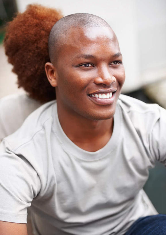 西方人,脸,头,脸颊,头发,秃头,两个人,坐,笑,微笑,露齿笑,竖图,俯视,室外,特写,白天,爱情,安全,欧洲,非洲,黑人,欧洲人,阴影,服装,朦胧,模糊,光线,影子,墙,棕色,浪漫,依靠,注视,休闲装,肩膀,墙壁,墙面,衣服,灰色,阳光,观察,看,倚靠,背靠背,休闲,温暖,温馨,休闲服,恩爱,背对背,恋人,服饰,观看,和睦,察看,关注,信任,男人,男性,年轻男性,年轻女性,女人,女性,非洲人,头部,光头,卷发,无发,脸部,脸蛋,面部,情侣,坐着,半身,彩图,高角度拍摄,伴侣,融洽,短发