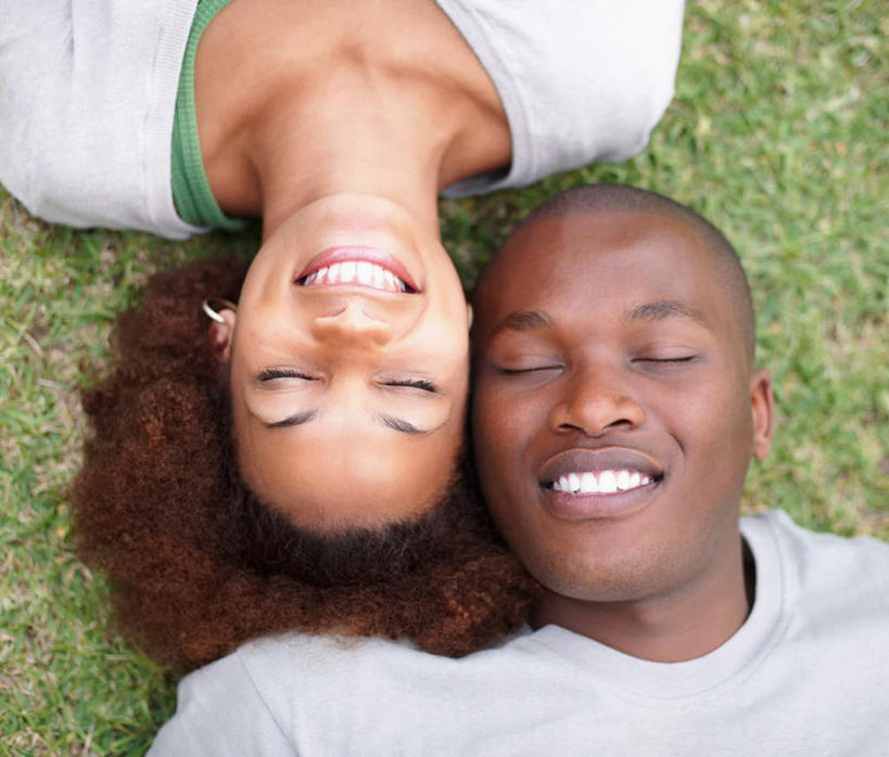 西方人,脸,头,脸颊,头发,秃头,两个人,躺,闭眼,笑,微笑,露齿笑,横图,俯视,室外,特写,白天,爱情,草地,草坪,植物,欧洲,非洲,黑人,欧洲人,阴影,服装,光线,影子,棕色,浪漫,休闲装,肩膀,草,衣服,绿色,灰色,阳光,休闲,温暖,温馨,休闲服,恩爱,恋人,服饰,和睦,卧着,男人,男性,年轻男性,年轻女性,女人,女性,非洲人,头部,光头,卷发,无发,脸部,脸蛋,面部,情侣,闭眼睛,闭着眼,闭着眼睛,躺着,卧,半身,彩图,高角度拍摄,伴侣,融洽,短发