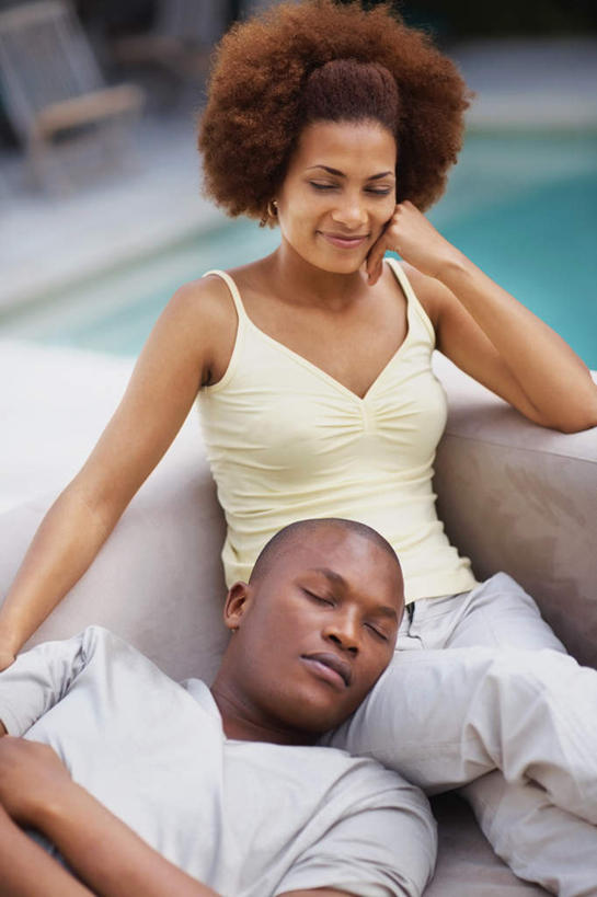 西方人,两个人,游泳池,坐,躺,闭眼,笑,双手交叉,微笑,竖图,室外,白天,正面,爱情,水,沙发,欧洲,非洲,黑人,欧洲人,阴影,朦胧,模糊,光线,影子,水池,水面,浪漫,注视,泳池,阳光,低头,观察,看,温暖,温馨,恩爱,恋人,观看,和睦,察看,双手抱胸,关注,卧着,男人,男性,年轻男性,年轻女性,女人,女性,非洲人,情侣,闭眼睛,闭着眼,闭着眼睛,躺着,卧,坐着,半身,彩图,伴侣,融洽,皮沙发