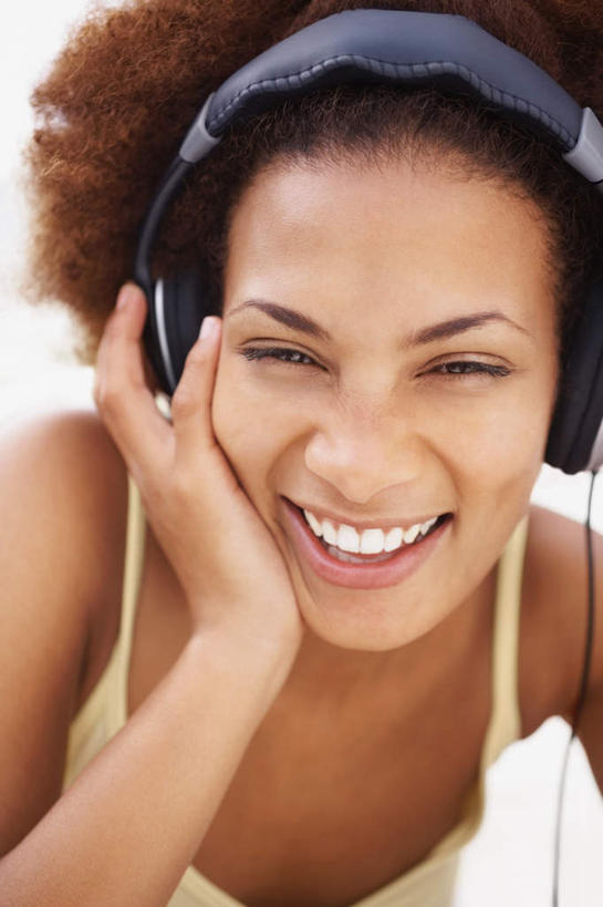 西方人,脸,头,脸颊,手,头发,一个人,站,举,笑,微笑,露齿笑,竖图,室外,特写,白天,正面,快乐,满意,幸福,欧洲,非洲,黑人,欧洲人,仅一个年轻女性,仅一个女性,仅一个人,撑,弯腰,握,阴影,服装,光线,影子,棕色,音响,音乐,拿,拿着,托腮,注视,休闲装,娱乐,肩膀,衣服,黄色,天空,阳光,耳机,天,观察,看,托,站着,享受,休闲,手部,休闲服,放松,握着,服饰,晴朗,观看,单手,察看,舒适,享乐,关注,托下巴,万里无云,弯身,年轻女性,女人,女性,非洲人,头部,卷发,脸部,脸蛋,面部,晴空,晴空万里,举起,举手,举着,向上举,向上伸,向上托,站立,半身,彩图,头戴式耳机,短发