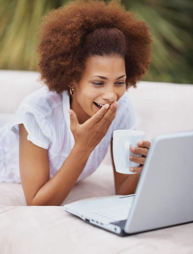 西方人,一个人,举,笑,微笑,竖图,室外,白天,正面,电脑,笔记本电脑,树林,植物,沙发,杯子,欧洲,非洲,黑人,欧洲人,仅一个年轻女性,仅一个女性,仅一个人,握,阴影,服装,惊讶,朦胧,模糊,光线,网络,瓷器,影子,咖啡杯,陶瓷制品,拿,拿着,注视,休闲装,通讯设备,树,树木,衣服,绿色,白色,阳光,自然,观察,看,趴着,托,休闲,休闲服,握着,服饰,生长,成长,观看,惊奇,一台,察看,无线,关注,瓷杯,通信设备,无线网络,无线上网,便携式电脑,诧异,手提电脑,年轻女性,女人,女性,非洲人,举起,举手,举着,趴,向上举,向上伸,向上托,半身,彩图,皮沙发