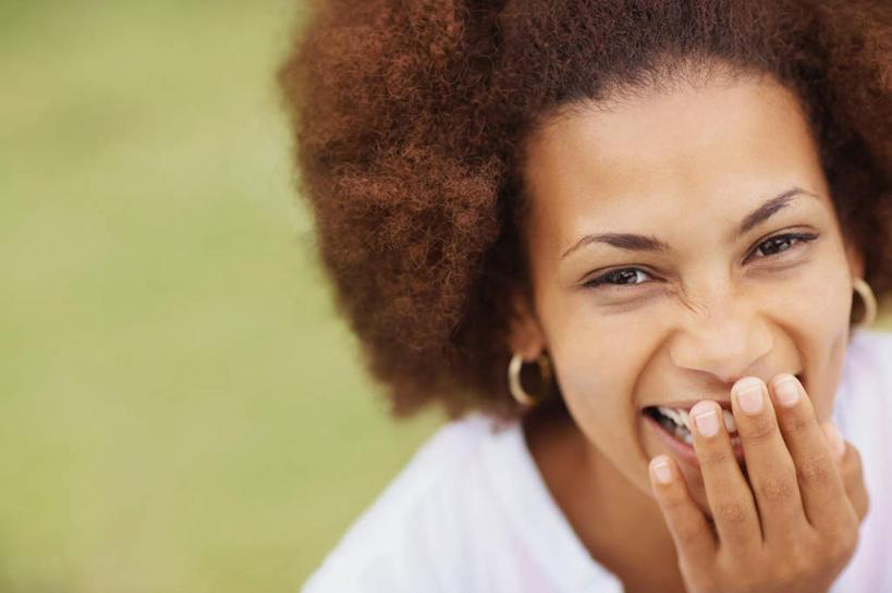 西方人,脸,头,脸颊,头发,一个人,站,举,笑,微笑,露齿笑,横图,俯视,室外,特写,白天,草地,草坪,植物,欧洲,非洲,黑人,欧洲人,仅一个年轻女性,仅一个女性,仅一个人,阴影,服装,朦胧,模糊,光线,影子,棕色,注视,休闲装,肩膀,装饰品,草,衣服,绿色,白色,阳光,耳环,饰品,首饰,观察,看,托,站着,休闲,休闲服,遮,遮掩,服饰,观看,察看,掩盖,遮挡,关注,遮盖,掩饰,耳饰,年轻女性,女人,女性,非洲人,头部,卷发,脸部,脸蛋,面部,举起,举手,举着,向上举,向上伸,向上托,站立,半身,彩图,高角度拍摄,短发