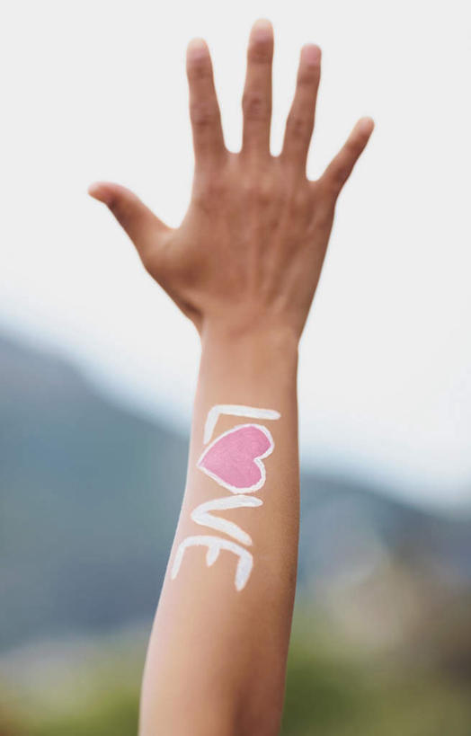 西方人,手,一个人,举,竖图,室外,特写,白天,正面,爱情,草地,草坪,山,山脉,植物,欧洲,非洲,黑人,欧洲人,仅一个年轻女性,仅一个女性,仅一个人,阴影,爱心,朦胧,模糊,光线,英文,标志,文字,影子,字符,字母,山峰,山峦,浪漫,标识,草,绿色,天空,阳光,群山,天,托,温暖,温馨,心形,手部,恩爱,晴朗,英文字母,单手,和睦,万里无云,年轻女性,女人,女性,非洲人,心型,晴空,晴空万里,举起,举手,举着,向上举,向上伸,向上托,半身,彩图,融洽