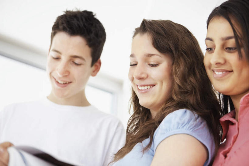 西方人,三个人,伙伴,朋友,学校,站,笑,微笑,露齿笑,横图,室内,白天,仰视,友谊,窗户,书籍,欧洲,欧洲人,亚洲,一排,握,阴影,服装,朦胧,模糊,整齐,反射,影子,墙,拿,拿着,注视,休闲装,校园,玻璃窗,墙壁,墙面,排列,衣服,红色,蓝色,白色,低头,观察,看,站着,休闲,教室,同学,休闲服,握着,服饰,观看,察看,校友,队列,关注,同窗,学友,友情,男人,男性,年轻男性,年轻女性,女人,女性,白种人,亚洲人,印度人,书,图书,站立,半身,彩图,低角度拍摄