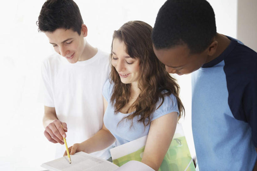 西方人,三个人,伙伴,朋友,学校,站,坐,笑,微笑,露齿笑,横图,室内,白天,正面,友谊,窗户,书籍,欧洲,非洲,黑人,欧洲人,一排,握,阴影,服装,朦胧,模糊,整齐,反射,影子,墙,拿,拿着,注视,休闲装,校园,玻璃窗,墙壁,墙面,排列,衣服,红色,蓝色,白色,低头,观察,看,站着,休闲,教室,同学,休闲服,握着,服饰,观看,察看,校友,队列,关注,同窗,学友,友情,男人,男性,年轻男性,年轻女性,女人,女性,白种人,非洲人,书,图书,站立,坐着,半身,彩图