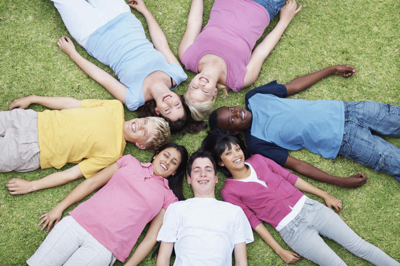 东方人,西方人,伙伴,朋友,躺,笑,微笑,露齿笑,横图,俯视,彩色,室外,白天,友谊,草地,草坪,植物,欧洲,非洲,黑人,欧洲人,亚洲,一排,阴影,服装,整齐,环绕,围绕,光线,影子,许多人,环抱,注视,休闲装,黄种人,草,排列,衣服,绿色,阳光,观察,看,一群人,休闲,同学,休闲服,服饰,观看,察看,校友,队列,关注,同窗,学友,卧着,友情,男人,男性,年轻男性,年轻女性,女人,女性,白种人,非洲人,亚洲人,躺着,卧,半身,彩图,高角度拍摄