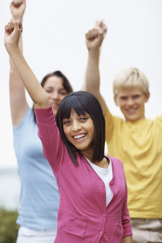 西方人,脸,头,脸颊,头发,三个人,伙伴,朋友,站,举,笑,微笑,露齿笑,竖图,室外,白天,正面,友谊,欧洲,非洲,黑人,欧洲人,握,阴影,服装,朦胧,模糊,光线,影子,注视,休闲装,鼓励,肩膀,衣服,黄色,蓝色,紫色,黑色,天空,阳光,天,观察,加油,看,手势,托,握拳,站着,休闲,同学,休闲服,打气,握着,服饰,晴朗,观看,察看,校友,关注,鼓舞,万里无云,同窗,学友,友情,男人,男性,年轻男性,年轻女性,女人,女性,白种人,非洲人,头部,长发,直发,脸部,脸蛋,面部,晴空,晴空万里,举起,举手,举着,向上举,向上伸,向上托,站立,半身,彩图