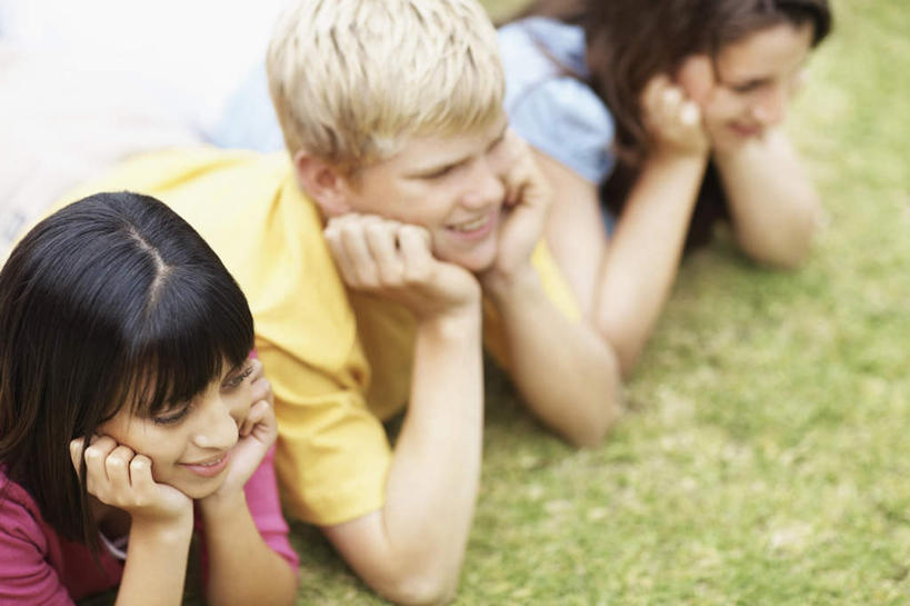 西方人,三个人,笑,微笑,露齿笑,横图,俯视,室外,白天,草地,草坪,植物,欧洲,非洲,黑人,欧洲人,一排,撑,阴影,服装,朦胧,模糊,整齐,光线,影子,托腮,注视,休闲装,草,排列,衣服,黄色,蓝色,绿色,紫色,阳光,观察,看,趴着,托,休闲,休闲服,服饰,观看,察看,撑着,队列,关注,托下巴,男人,男性,年轻男性,年轻女性,女人,女性,白种人,非洲人,趴,半身,彩图,高角度拍摄