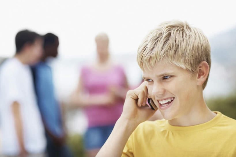 西方人,四个人,伙伴,朋友,站,举,笑,打电话,微笑,露齿笑,横图,室外,白天,正面,友谊,电话,手机,欧洲,非洲,黑人,欧洲人,握,阴影,服装,朦胧,模糊,光线,影子,拿,拿着,注视,休闲装,通讯设备,衣服,黄色,天空,阳光,天,观察,看,托,站着,休闲,同学,休闲服,握着,服饰,晴朗,观看,察看,校友,关注,万里无云,同窗,学友,交流,友情,男人,男性,年轻男性,年轻女性,女人,女性,白种人,非洲人,晴空,晴空万里,沟通,举起,举手,举着,通话,向上举,向上伸,向上托,站立,半身,彩图