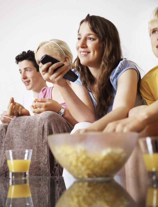 点心,果汁,西方人,四个人,伙伴,朋友,坐,举,笑,微笑,露齿笑,竖图,室内,白天,正面,友谊,餐桌,桌子,柑橘,杯子,欧洲,欧洲人,一排,许多,握,阴影,服装,整齐,反射,影子,塑料,墙,橙汁,食品,饮品,很多,拿,拿着,注视,休闲装,墙壁,墙面,玻璃制品,食物,饮料,排列,衣服,灰色,容器,水杯,塑料制品,碗,遥控器,零食,观察,看,托,休闲,同学,休闲服,橙色,爆米花,握着,服饰,餐台,观看,储藏,察看,校友,储存,队列,关注,可口,垃圾食品,膨化食品,同窗,学友,零嘴,适口,友情,男人,男性,年轻男性,年轻女性,女人,女性,白种人,玻璃杯,橘子,桔子,橙子,橙,举起,举手,举着,向上举,向上伸,向上托,坐着,半身,彩图,贮存