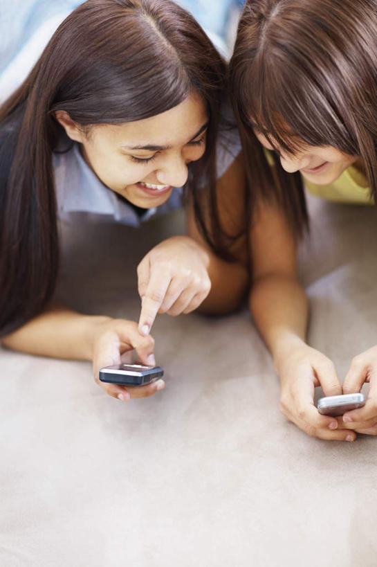 西方人,两个人,伙伴,朋友,客厅,笑,打电话,微笑,露齿笑,竖图,俯视,室内,白天,友谊,沙发,电话,手机,欧洲,非洲,黑人,欧洲人,撑,握,阴影,服装,反射,影子,拿,拿着,注视,休闲装,通讯设备,衣服,黄色,蓝色,白色,观察,看,趴着,休闲,休闲服,握着,服饰,观看,察看,起居室,撑着,关注,布艺沙发,客堂,交流,友情,年轻女性,女人,女性,白种人,非洲人,沟通,趴,通话,半身,彩图,高角度拍摄