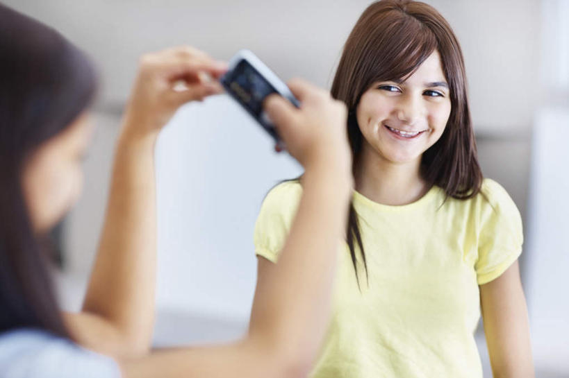 西方人,背部,两个人,伙伴,朋友,站,举,笑,打电话,微笑,露齿笑,横图,室内,白天,正面,友谊,电话,手机,欧洲,非洲,黑人,欧洲人,撑,握,阴影,服装,朦胧,模糊,反射,影子,墙,拿,拿着,注视,休闲装,通讯设备,墙壁,墙面,衣服,黄色,蓝色,观察,看,托,站着,休闲,休闲服,握着,服饰,观看,察看,撑着,关注,交流,友情,年轻女性,女人,女性,白种人,非洲人,沟通,举起,举手,举着,通话,向上举,向上伸,向上托,站立,半身,彩图