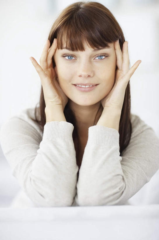 西方人,一个人,坐,笑,微笑,露齿笑,竖图,室内,白天,正面,欧洲,欧洲人,仅一个年轻女性,仅一个女性,仅一个人,撑,阴影,服装,朦胧,模糊,反射,影子,墙,托腮,注视,休闲装,墙壁,墙面,衣服,白色,观察,看,托,休闲,休闲服,服饰,观看,察看,撑着,关注,托下巴,年轻女性,女人,女性,白种人,坐着,半身,彩图