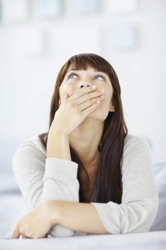 西方人,一个人,坐,竖图,室内,白天,正面,欧洲,欧洲人,仅一个年轻女性,仅一个女性,仅一个人,撑,阴影,服装,朦胧,模糊,反射,影子,墙,注视,休闲装,墙壁,墙面,衣服,看,休闲,休闲服,遮,遮掩,服饰,掩盖,撑着,遮挡,关注,遮盖,掩饰,年轻女性,女人,女性,白种人,抬头,仰头,坐着,半身,彩图