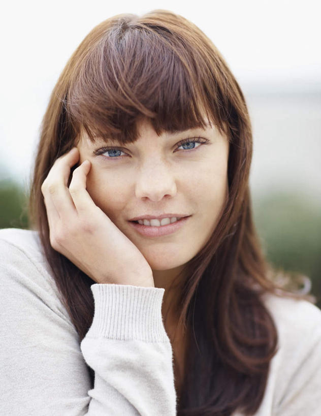 西方人,脸,头,脸颊,手,头发,一个人,站,笑,微笑,露齿笑,竖图,室外,特写,白天,正面,欧洲,欧洲人,仅一个年轻女性,仅一个女性,仅一个人,撑,阴影,服装,朦胧,模糊,光线,影子,棕色,托腮,注视,休闲装,肩膀,衣服,灰色,天空,阳光,天,观察,看,托,站着,休闲,手部,休闲服,服饰,晴朗,观看,单手,察看,关注,托下巴,万里无云,年轻女性,女人,女性,白种人,头部,长发,直发,脸部,脸蛋,面部,晴空,晴空万里,站立,半身,彩图