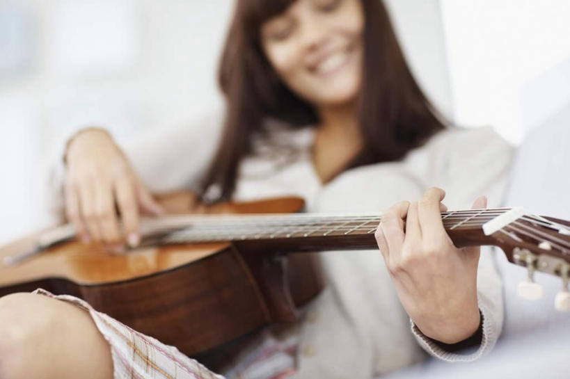 西方人,一个人,客厅,坐,笑,微笑,露齿笑,横图,室内,白天,仰视,沙发,欧洲,欧洲人,仅一个年轻女性,仅一个女性,仅一个人,一把,握,阴影,服装,朦胧,模糊,反射,影子,墙,吉他,乐器,弦乐器,弹奏,拿,拿着,注视,休闲装,墙壁,墙面,衣服,白色,灰色,低头,观察,看,休闲,休闲服,握着,服饰,观看,察看,起居室,关注,弹拨弦鸣乐器,布艺沙发,客堂,年轻女性,女人,女性,白种人,坐着,半身,彩图,低角度拍摄,弹拨弦乐器