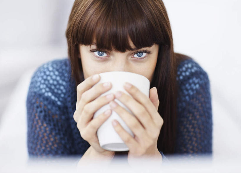 西方人,脸,头,脸颊,手,头发,一个人,横图,室内,特写,白天,正面,杯子,欧洲,欧洲人,双手,仅一个年轻女性,仅一个女性,仅一个人,喝,握,阴影,服装,朦胧,模糊,反射,瓷器,影子,咖啡杯,陶瓷制品,拿,拿着,注视,休闲装,肩膀,一个,衣服,蓝色,观察,看,趴着,休闲,手部,休闲服,握着,服饰,单个,观看,察看,关注,瓷杯,年轻女性,女人,女性,白种人,头部,长发,直发,脸部,脸蛋,面部,趴,半身,彩图