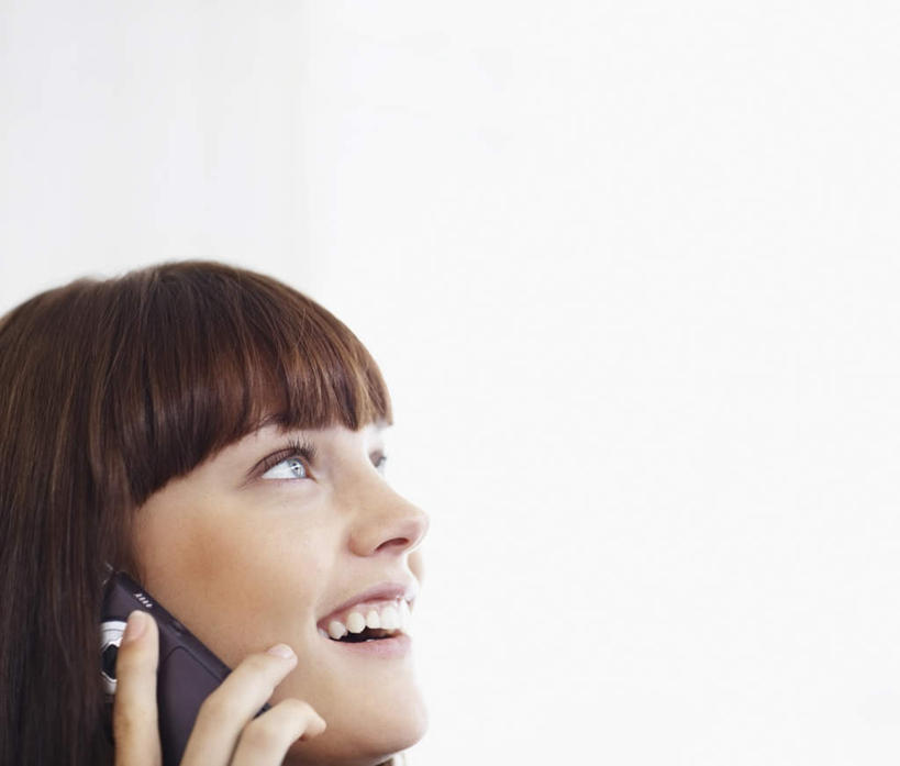 西方人,一个人,举,笑,打电话,微笑,露齿笑,横图,室内,白天,白色背景,侧面,电话,手机,欧洲,欧洲人,仅一个年轻女性,仅一个女性,仅一个人,握,阴影,反射,影子,墙,拿,拿着,注视,通讯设备,墙壁,墙面,观察,看,托,握着,摄影,影棚,观看,察看,关注,一部,交流,年轻女性,女人,女性,白种人,沟通,举起,举手,举着,通话,向上举,向上伸,向上托,半身,彩图,影棚拍摄,拍摄