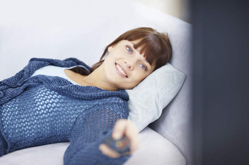 西方人,一个人,客厅,躺,举,笑,微笑,露齿笑,横图,俯视,室内,白天,靠垫,沙发,欧洲,欧洲人,仅一个年轻女性,仅一个女性,仅一个人,握,阴影,服装,朦胧,模糊,反射,影子,靠枕,拿,拿着,注视,休闲装,衣服,蓝色,垫子,遥控器,枕头,观察,看,托,休闲,休闲服,握着,服饰,观看,察看,起居室,关注,布艺沙发,客堂,卧着,年轻女性,女人,女性,白种人,举起,举手,举着,躺着,卧,向上举,向上伸,向上托,半身,彩图,高角度拍摄