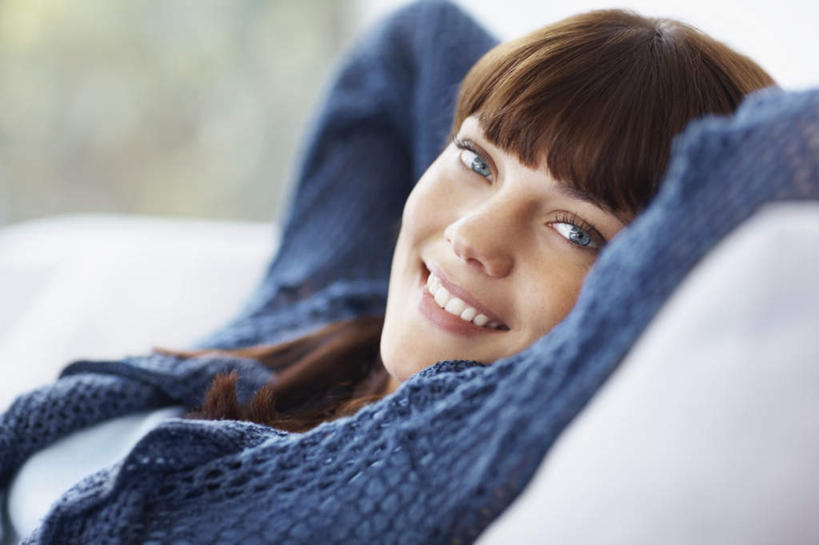 西方人,脸,头,脸颊,头发,一个人,客厅,躺,笑,微笑,露齿笑,横图,室内,特写,白天,侧面,窗户,沙发,欧洲,欧洲人,仅一个年轻女性,仅一个女性,仅一个人,抱头,阴影,服装,朦胧,模糊,反射,影子,棕色,注视,休闲装,肩膀,玻璃窗,衣服,蓝色,观察,看,休闲,休闲服,服饰,观看,察看,双手抱头,起居室,关注,布艺沙发,捧首,捧头,客堂,卧着,年轻女性,女人,女性,白种人,头部,长发,直发,脸部,脸蛋,面部,躺着,卧,半身,彩图