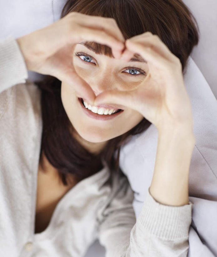 西方人,一个人,客厅,坐,举,笑,微笑,露齿笑,竖图,俯视,室内,白天,爱情,沙发,欧洲,非洲,黑人,欧洲人,仅一个年轻女性,仅一个女性,仅一个人,服装,爱心,浪漫,注视,休闲装,衣服,观察,看,靠,靠着,手势,托,休闲,温暖,温馨,心形,休闲服,恩爱,服饰,观看,和睦,察看,起居室,关注,布艺沙发,客堂,年轻女性,女人,女性,非洲人,心型,举起,举手,举着,向上举,向上伸,向上托,坐着,半身,彩图,高角度拍摄,融洽