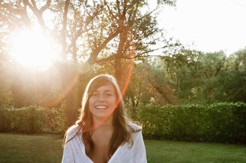 西方人,一个人,站,笑,微笑,露齿笑,横图,室外,白天,正面,草地,草坪,树林,植物,欧洲,欧洲人,仅一个年轻女性,仅一个女性,仅一个人,阴影,服装,光线,影子,注视,休闲装,草,树,树木,衣服,蓝色,绿色,蓝天,天空,阳光,自然,天,观察,看,站着,休闲,休闲服,服饰,生长,晴朗,成长,观看,察看,关注,万里无云,年轻女性,女人,女性,白种人,晴空,晴空万里,站立,半身,彩图,眩光