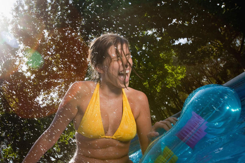 西方人,一个人,游泳池,坐,闭眼,横图,室外,白天,正面,泳装,比基尼,水,植物,床,欧洲,欧洲人,仅一个年轻女性,仅一个女性,仅一个人,飞溅,溅,液体,塑料,水池,水滴,水面,泳池,水珠,树,树木,黄色,绿色,自然,塑料制品,张嘴,气垫床,充气,生长,成长,喷洒,张大嘴巴,年轻女性,女人,女性,白种人,张开嘴,闭眼睛,闭着眼,闭着眼睛,坐着,半身,彩图,三点式,泳衣