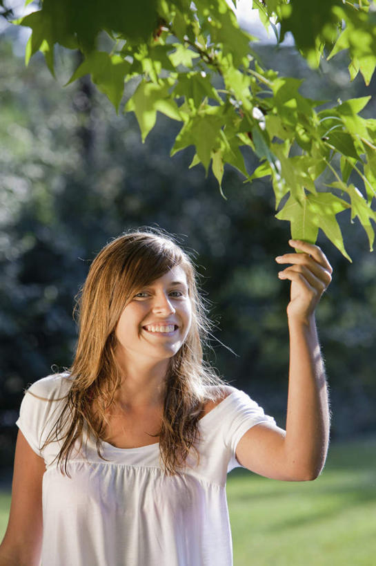 西方人,一个人,站,笑,微笑,露齿笑,竖图,室外,白天,正面,草地,草坪,树林,植物,欧洲,欧洲人,仅一个年轻女性,仅一个女性,仅一个人,握,阴影,服装,朦胧,模糊,光线,影子,拿,拿着,注视,休闲装,草,树,树木,衣服,绿色,阳光,自然,观察,看,站着,休闲,休闲服,握着,服饰,生长,成长,观看,察看,关注,年轻女性,女人,女性,白种人,站立,半身,彩图