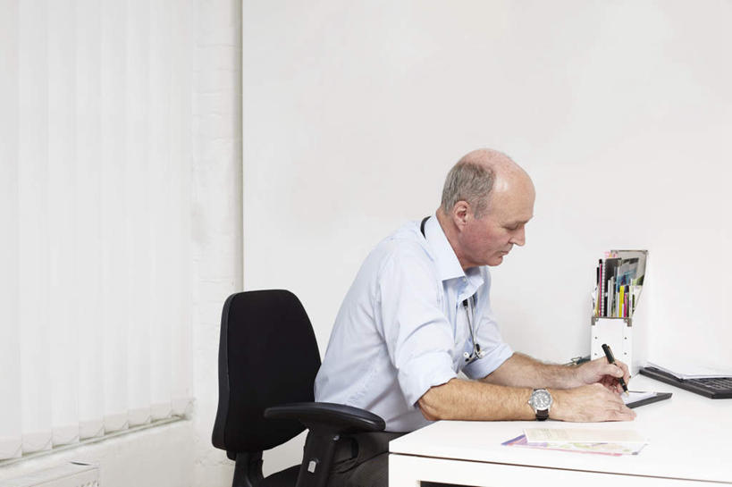 西方人,一个人,医生,医院,坐,横图,室内,白天,侧面,衬衫,桌子,椅子,欧洲,欧洲人,仅一个男性,仅一个人,握,时间,笔,材料,档案,时钟,手表,文件,纸,办公桌,墙,办公用品,拿,计时,拿着,注视,墙壁,墙面,文具,手稿,听诊器,学习用品,资料,钟表,观察,看,仅一个老年男性,医护人员,医疗人员,表,握着,观看,腕表,文具用品,证明,察看,医疗设备,关注,文档,医疗器械,医疗工具,医疗机构,检测工具,老年男性,男人,男性,白种人,大夫,钟,坐着,半身,彩图,衬衣,病院,诊所