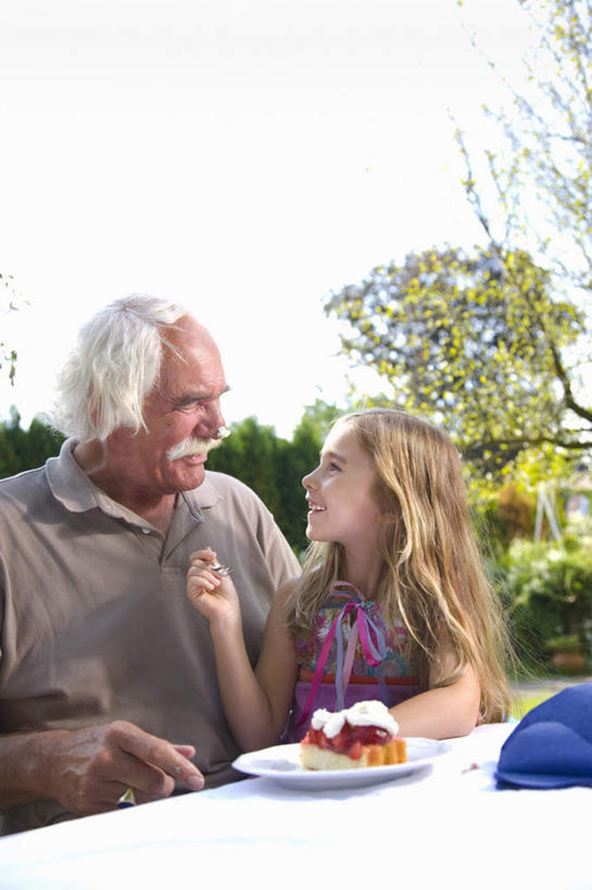 西方人,儿童,老年人,两个人,家庭,祖父,竖图,室外,白天,正面,纯洁,草地,草坪,树林,植物,餐桌,桌子,草莓,浆果,餐具,水果,欧洲,欧洲人,阴影,新鲜,光线,碟子,盘,影子,生食,食品,果实,草,树,树木,食物,小孩,蓝色,绿色,蓝天,天空,阳光,自然,盘子,碟,天,温暖,温馨,一家人,可爱,童年,童趣,有机食品,绿色食品,生长,晴朗,爷爷,成长,餐台,祖孙,和睦,童真,烂漫,无邪,外孙女,外公,外祖父,万里无云,天真,老年男性,男人,男性,女孩,白种人,孩子,孙女,晴空,晴空万里,洋莓,水果皇后,红莓,地莓,半身,彩图,融洽,女生