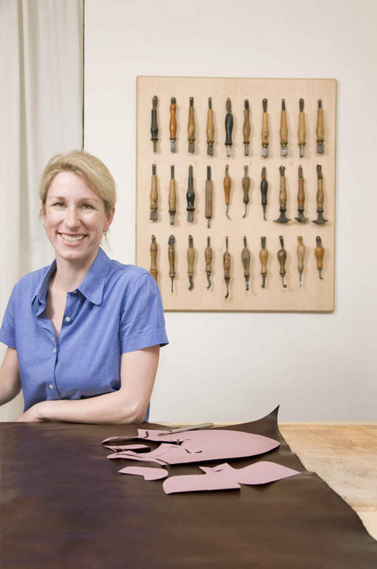 西方人,一个人,办公室,坐,笑,微笑,竖图,室内,白天,正面,工作服,制服,桌子,欧洲,欧洲人,仅一个女性,仅一个人,办公桌,墙,皮革,注视,墙壁,墙面,观察,看,仅一个中年女性,观看,察看,关注,工作制服,女人,女性,中年女性,白种人,坐着,半身,彩图,工作套服