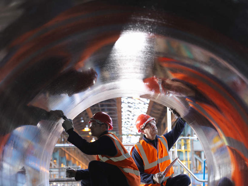 西方人,两个人,伙伴,朋友,机修工,工厂,蹲,横图,室内,白天,正面,工作服,制服,友谊,安全,合作,团队,帽子,金属制品,欧洲,欧洲人,握,金属,管子,头盔,防护,拿,拿着,注视,管道,工人,安全帽,手套,观察,看,战略,握着,观看,保护,察看,关注,保险,保全,周全,安稳,安定,联合,合谋,防护手套,工作制服,配合,平安,协作,男人,男性,中年男性,白种人,机械师,机修工人,蹲着,半身,彩图,工作套服,工地,制造厂,安全服,反光背心,反光服,反光衣