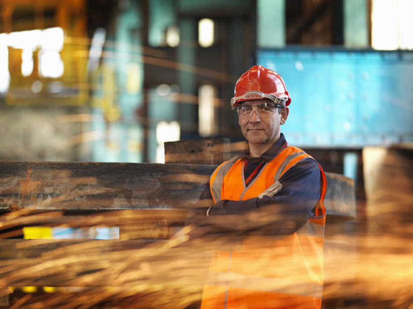 西方人,一个人,机修工,工厂,站,双手交叉,横图,室内,白天,正面,工作服,制服,安全,帽子,金属制品,欧洲,欧洲人,仅一个男性,仅一个人,仅一个中年男性,连接,组合,朦胧,模糊,金属,火花,头盔,眼镜,防护,注视,工人,安全帽,观察,看,站着,观看,护目镜,保护,电焊,焊接,察看,双手抱胸,紧固,关注,拼接,拼凑,保险,焊枪,拼合,凑集,聚合,撮合,保全,周全,安稳,安定,牢固,电弧焊,安全防护眼镜,工作制服,平安,男人,男性,中年男性,白种人,机械师,机修工人,站立,半身,彩图,工作套服,工地,制造厂,安全服,反光背心,反光服,反光衣,防护眼镜