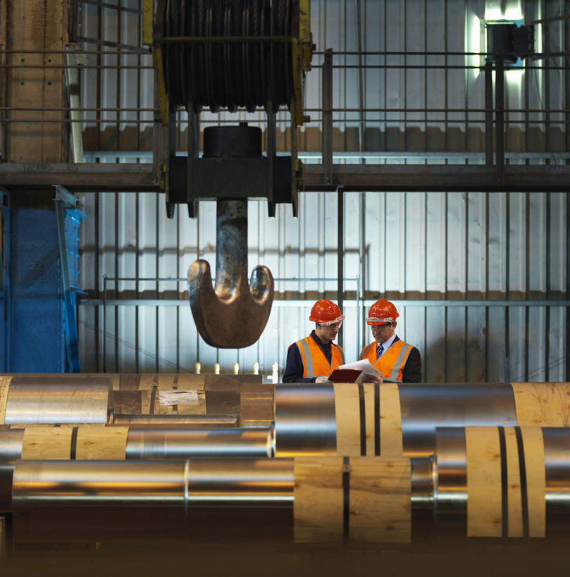 西方人,两个人,伙伴,朋友,机修工,工厂,栏杆,站,竖图,室内,白天,正面,工作服,制服,友谊,合作,团队,机器,帽子,金属制品,欧洲,欧洲人,握,金属,材料,档案,管子,头盔,文件,纸,墙,围栏,拿,拿着,注视,管道,护栏,墙壁,墙面,工人,安全帽,手稿,资料,观察,看,站着,机械,战略,握着,观看,证明,察看,关注,文档,联合,合谋,工作制服,配合,协作,男人,男性,中年男性,白种人,机械师,机修工人,站立,半身,彩图,工作套服,工地,制造厂,安全服,反光背心,反光服,反光衣